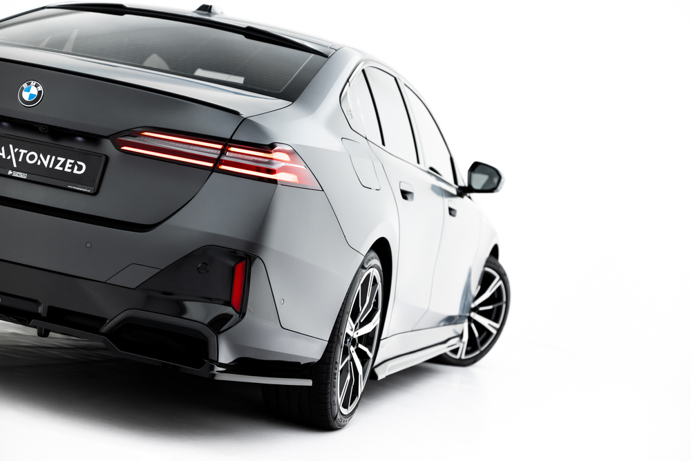 Hinten Splitter (mit einem vertikalem balken) V.2 BMW 5 / i5 M-Pack Sedan / Touring G60 / G61