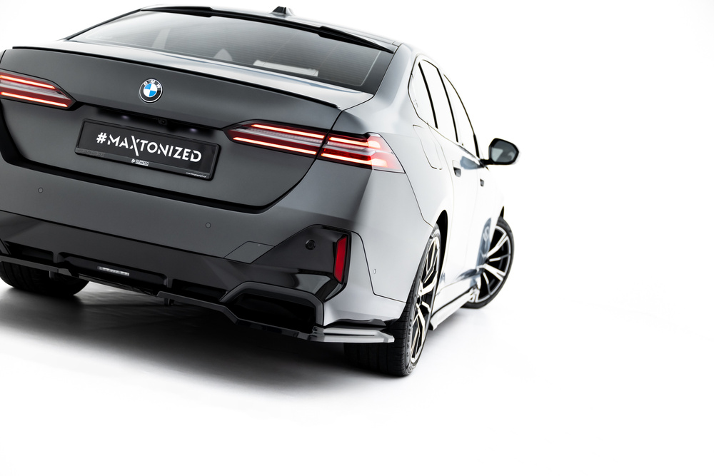 Hinten Splitter (mit einem vertikalem balken) V.1 BMW 5 / i5 M-Pack Sedan / Touring G60 / G61