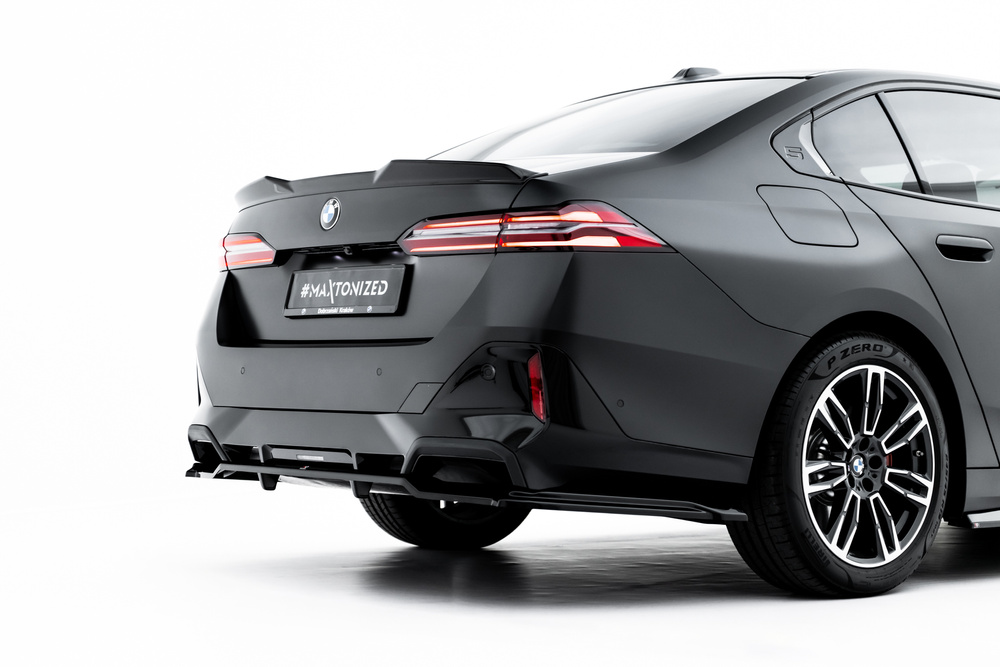 Hinten Splitter (mit einem vertikalem balken) V.1 BMW 5 / i5 M-Pack Sedan / Touring G60 / G61